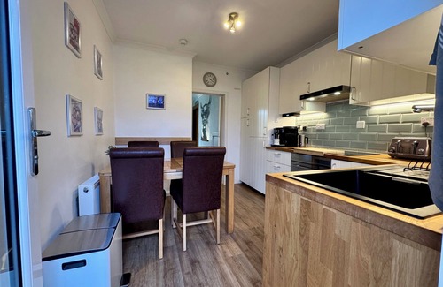 Restalrig Apartment | "Rena" Bright & Modern City Center Apartment. 24