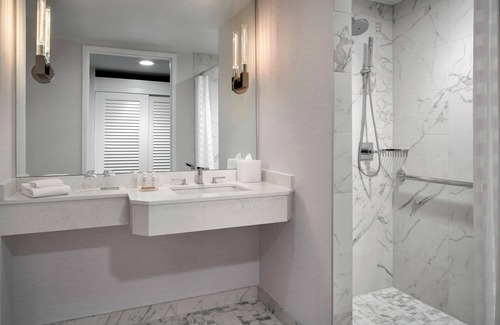 Inner Harbor Hotel | Renaissance Baltimore Harborplace Hotel