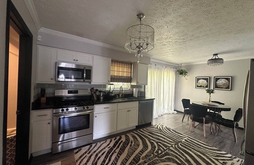 Aliquippa House | Reno’d 2-br townhome with W/D, D/W, private deck in tranquil Sheffield Terrace