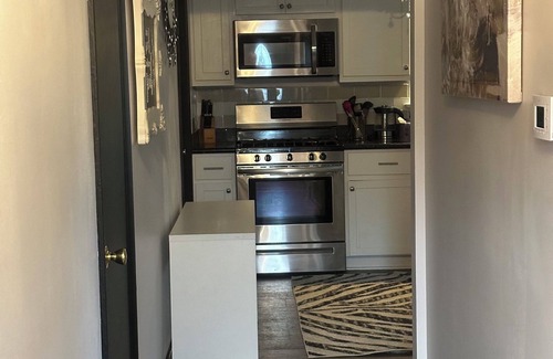 Aliquippa House | Reno’d 2-br townhome with W/D, D/W, private deck in tranquil Sheffield Terrace