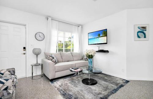 Pinewood Park Villa | Renovated 2BR Home - Hot Tub, Gym & Beach Nearby