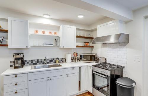 Sunset Hill Apartment | Renovated Apartment in Seattle 7 Mi to Downtown!