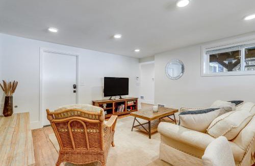Sunset Hill Apartment | Renovated Apartment in Seattle 7 Mi to Downtown!