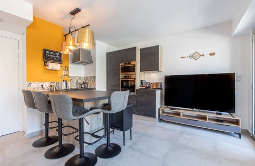 Le Suquet Apartment | Renovated Apt with Balconies - Holiday/Congress
