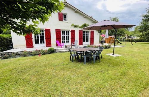 Mareuil en Perigord House | Renovated country house with swimming pool sleeps 9