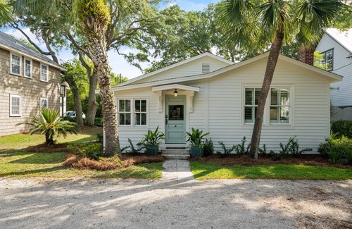 East Beach House | Renovated Cottage w/New Heated Swimming Pool at East Beach's 6th St. Access