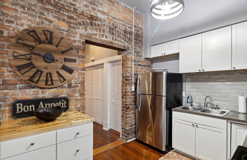 Dixon Park House | Renovated Georgian Manor w/Parking Near Forsyth Park by Lucky Savannah