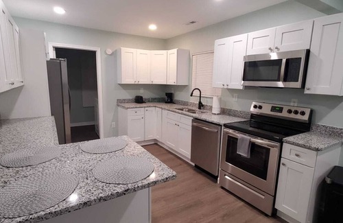 Petersburg House | Renovated "Like New" Comfy Home.