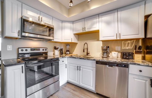 Munster Condo | Renovated Munster Condo - 15 Mi to Lake Michigan!