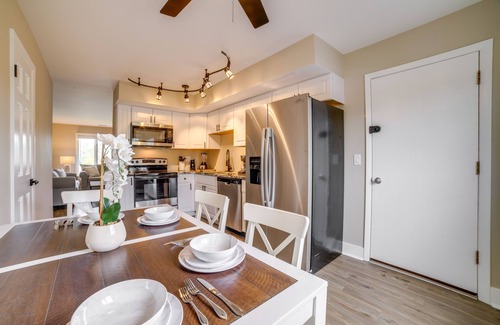 Munster Condo | Renovated Munster Condo - 15 Mi to Lake Michigan!
