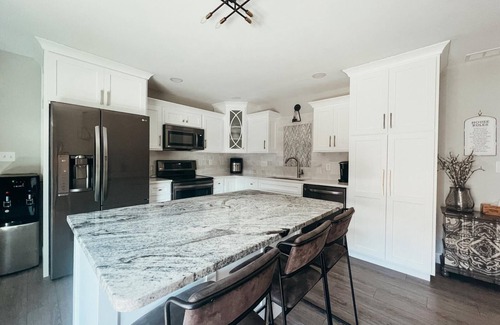 Newburgh House | Renovated Ranch: 3BDRM 2BATH with King Bed, En-Suite, Sleeps 6, Hot Tub & more!