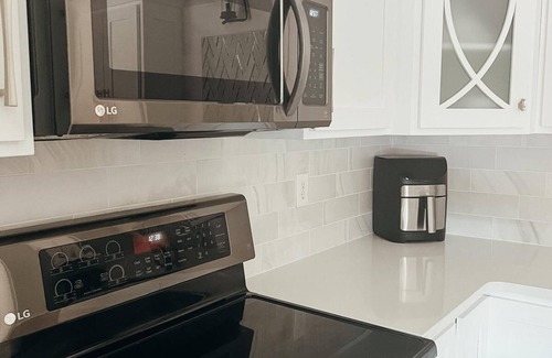 Newburgh House | Renovated Ranch: 3BDRM 2BATH with King Bed, En-Suite, Sleeps 6, Hot Tub & more!