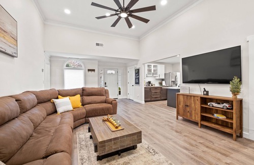 Woodstock House | Renovated Ranch Home. Pet Friendly, Game Room, Fire Pit, Grill, Covered Porch