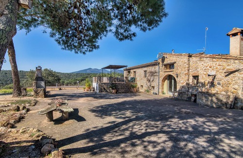 Cistella Apartment | Renovated Spanish masia with detached cottage