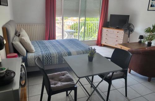 Bas-Vernet Apartment | Residence d'Anjou - Grand studio avec balcon et parking privatif