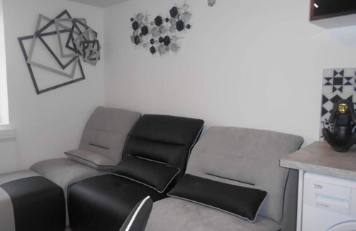 Chateauroux Apartment | Residence Valissou - Black and white apartment decoration