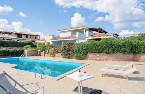 Monte Petrosu Apartment | Residence with pool in Cala Girgolu