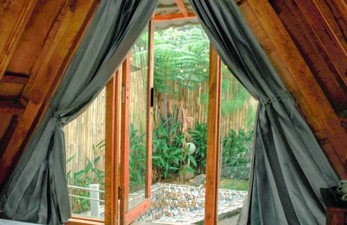 Ciater Villa | Resort bernuansa alam dengan kolam renang pribadi !