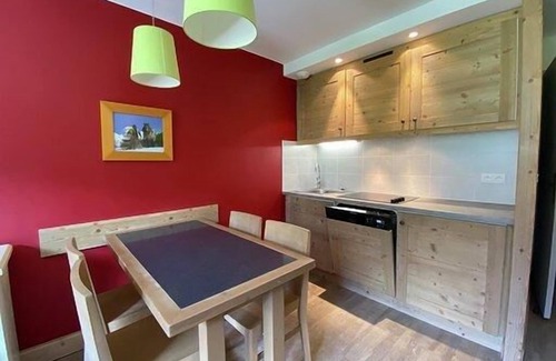 La Perriere Apartment | Resort center, 3rd floor, view forest, balcony, tv, ski locker, 35m², La Tania