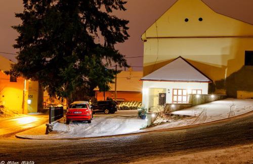 Zlin House | Restaurace a penzion pod hradem