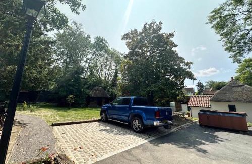 London Borough of Bromley Apartment | Restful Break 2 BR Woods Cottage 2 Acre Garden gated free Parking