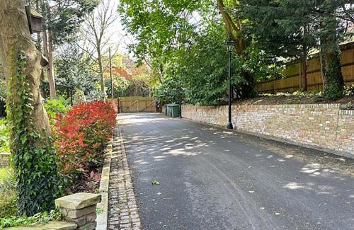 London Borough of Bromley Apartment | Restful Break 2 BR Woods Cottage 2 Acre Garden gated free Parking