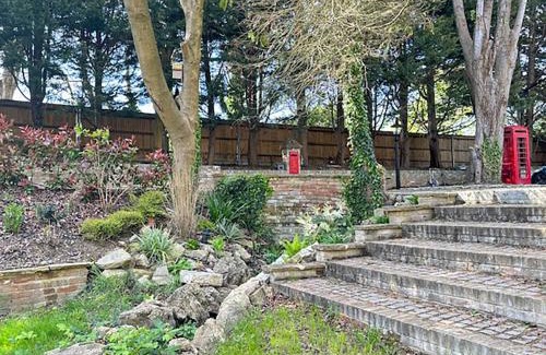 London Borough of Bromley Apartment | Restful Break 2 BR Woods Cottage 2 Acre Garden gated free Parking