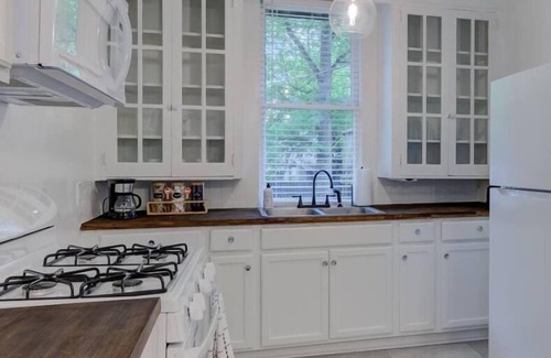 Cooper-Young Historic District Apartment | Retreat Haven in Central Cooper Young