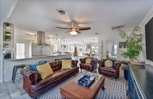 Orlando House | Retreat | Lake Hot Tub Paddle Boards Speakeasy