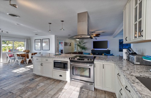 Orlando House | Retreat | Lake Hot Tub Paddle Boards Speakeasy