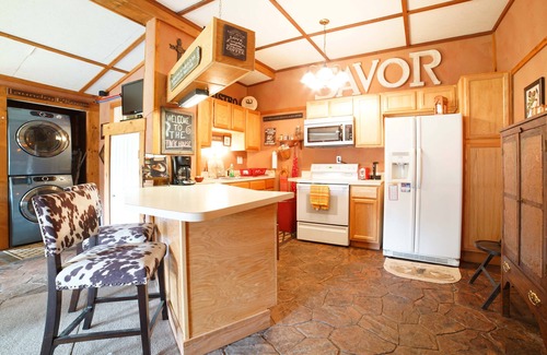 Pendleton House | RETREAT TO HORSE COUNTRY & STAY IN THE ADORABLE PRIVATE TACK HOUSE