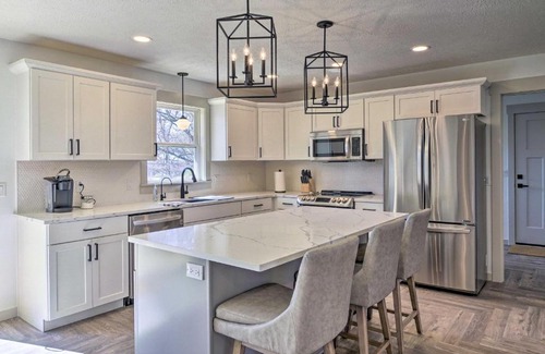 Springfield House | Retreat with Deck about 9 Mi to Downtown Springfield