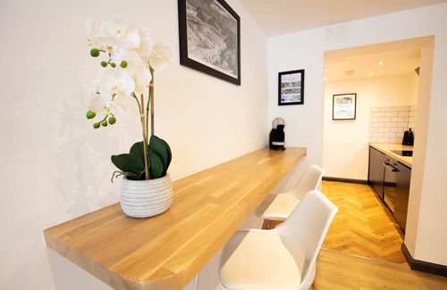 Coldharbour Apartment | Retreat with Steam room, KING bed near tube