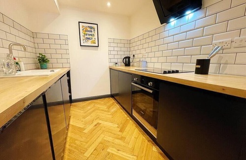 Coldharbour Apartment | Retreat with Steam room, KING bed near tube