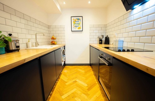 Coldharbour Apartment | Retreat with Steam room, KING bed near tube