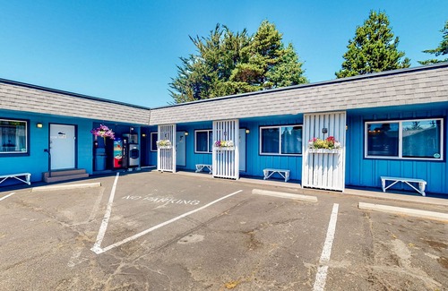 Bandon House | Retro beach gem with fast WiFI - walk to downtown restaurants