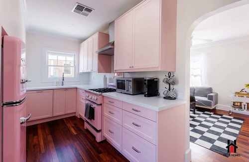West Second Street Historic District House | Retro Getaway, BBQ, Outdoor fire pit, Hammocks