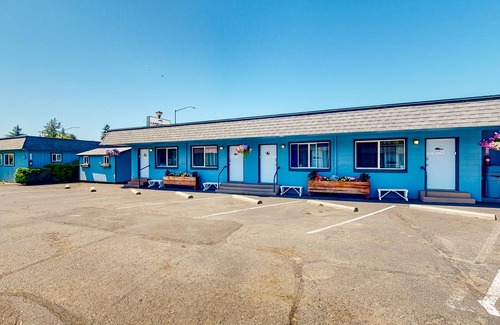 Bandon House | Retro getaway near beach with fast WiFI - walk to downtown shops & eateries