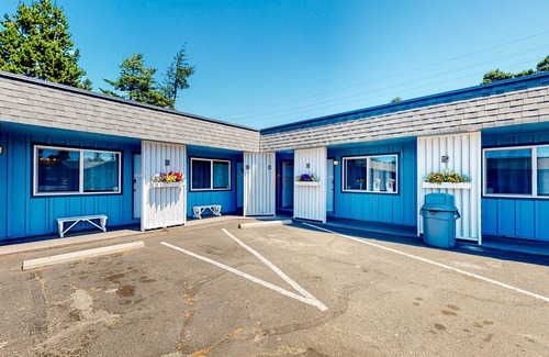 Bandon House | Retro getaway near beach with fast WiFI - walk to downtown shops & eateries