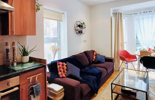 Hammersmith and Fulham Apartment | Retro Kensington Olympia 2 Bed/2 bath Home with green balcony terrace!