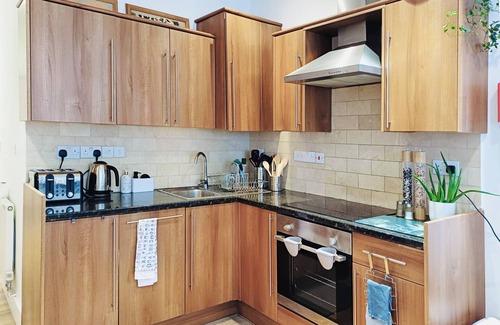 Hammersmith and Fulham Apartment | Retro Kensington Olympia 2 Bed/2 bath Home with green balcony terrace!