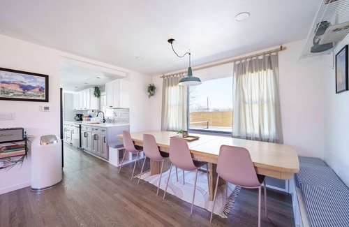 Scenic Heights House | Retro oasis w/private pickleball & sauna, close to Red Rocks & CO ski mountains