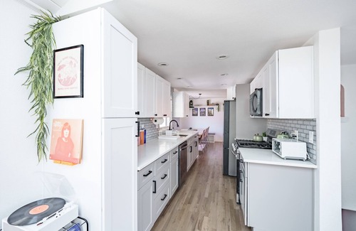 Scenic Heights House | Retro oasis w/private pickleball & sauna, close to Red Rocks & CO ski mountains