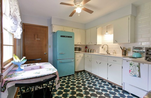 Pittsburg House | Retro rental within walking distance of PSU