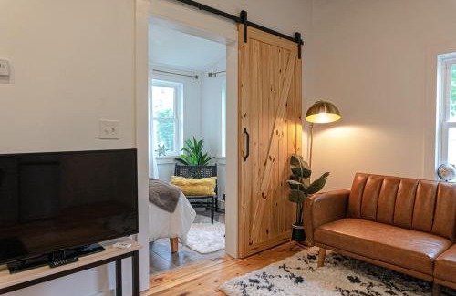 Kingston House | Retro Retreat renovated 2BR, desk, no chore list!