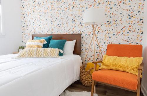 Kingston House | Retro Retreat renovated 2BR, desk, no chore list!