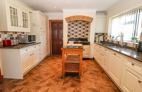 Cylch-Y-Garn House | RHIANGWYN, pet friendly, with hot tub in Cemaes Bay