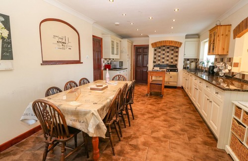 Cylch-Y-Garn House | RHIANGWYN, pet friendly, with hot tub in Cemaes Bay