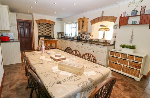 Cylch-Y-Garn House | RHIANGWYN, pet friendly, with hot tub in Cemaes Bay