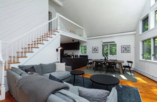 Rhinebeck House | Rhinebeck Chalet: Modern Stylish Retreat
